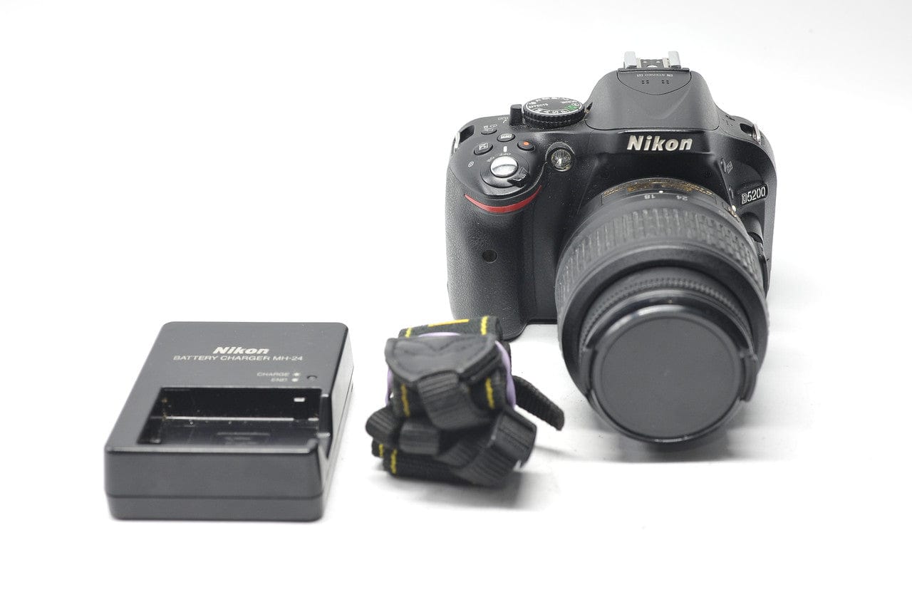 NIKON D5200 W/ 18-55MM LENS - PRE-OWNED