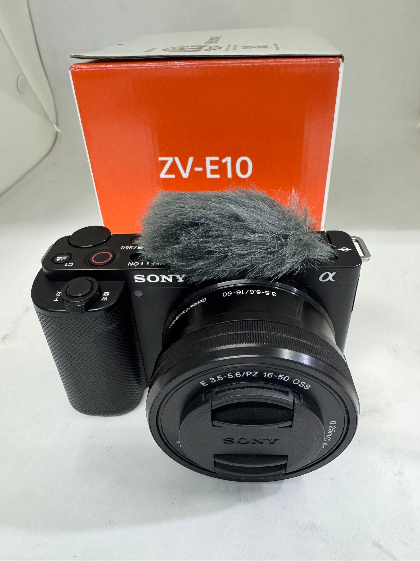 Sony ZV-E10 with lens 16-50mm (pre-owned)
